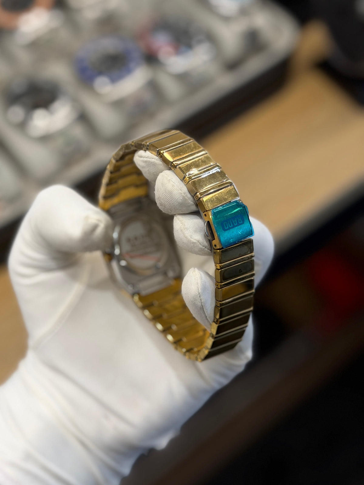 Luxury Gold Rectangular Quartz Watch – Elegant Metal Bracelet