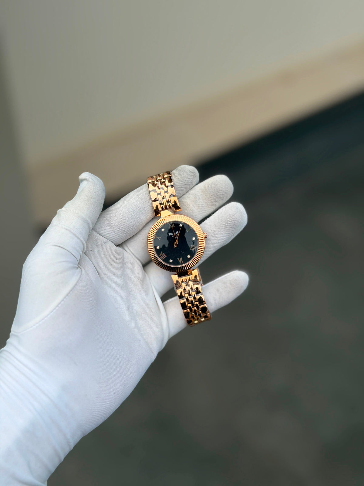 Women’s Classic Analog Quartz Wrist Watch with Elegant Dial Design