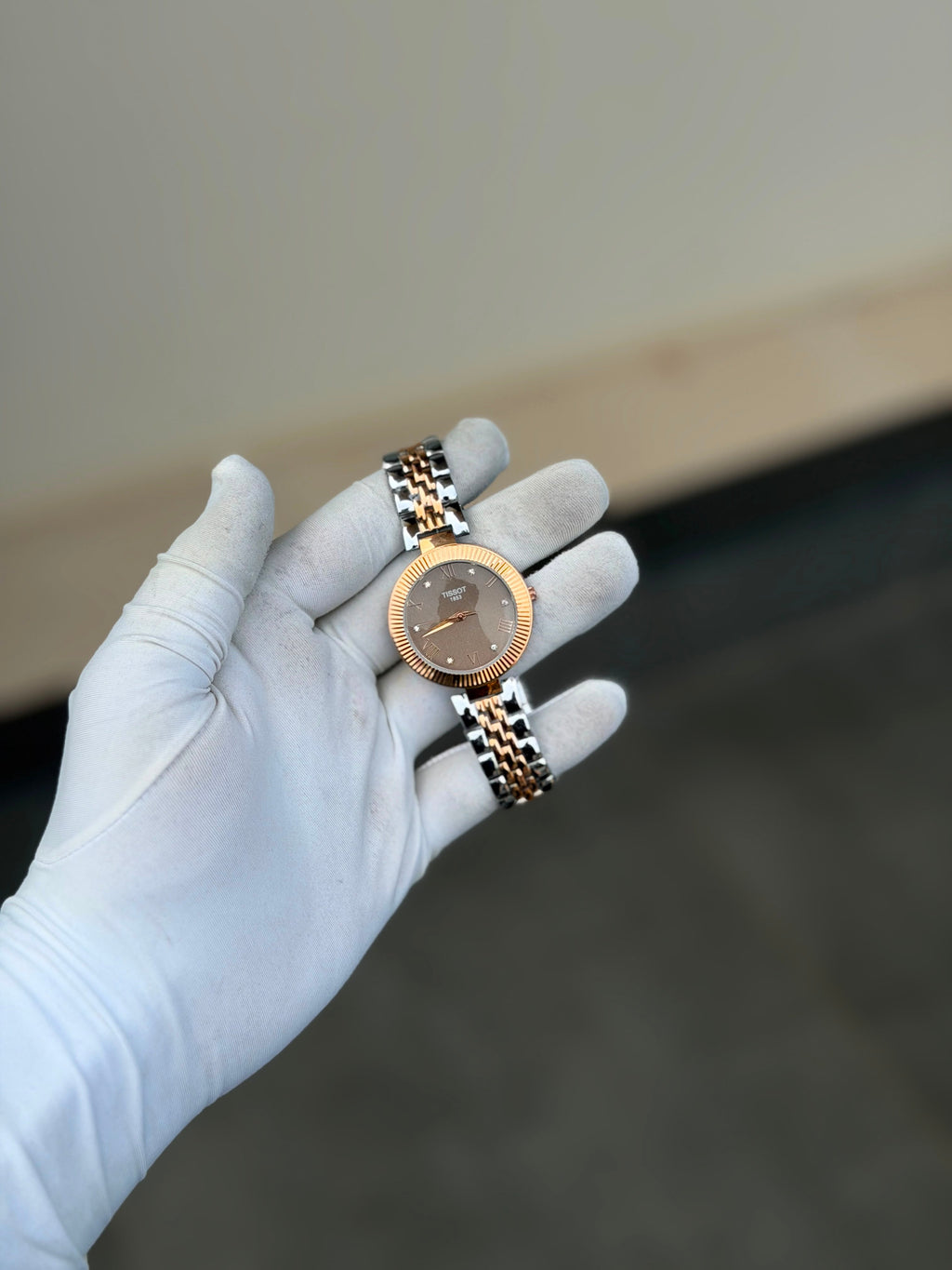 Women’s Classic Analog Quartz Wrist Watch with Elegant Dial Design