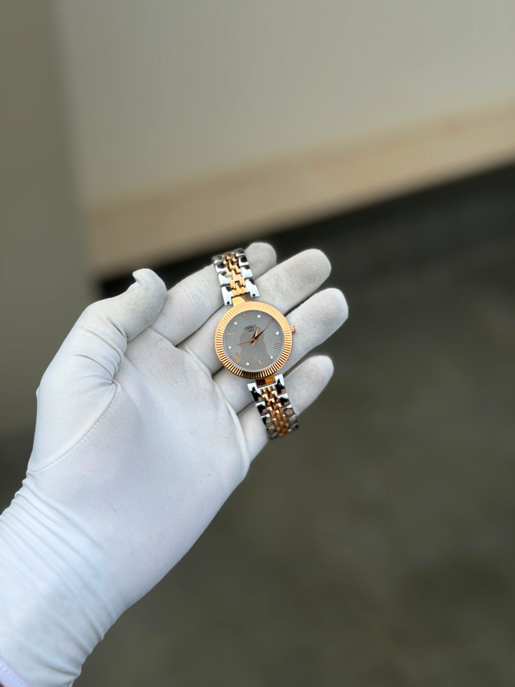 Women’s Classic Analog Quartz Wrist Watch with Elegant Dial Design