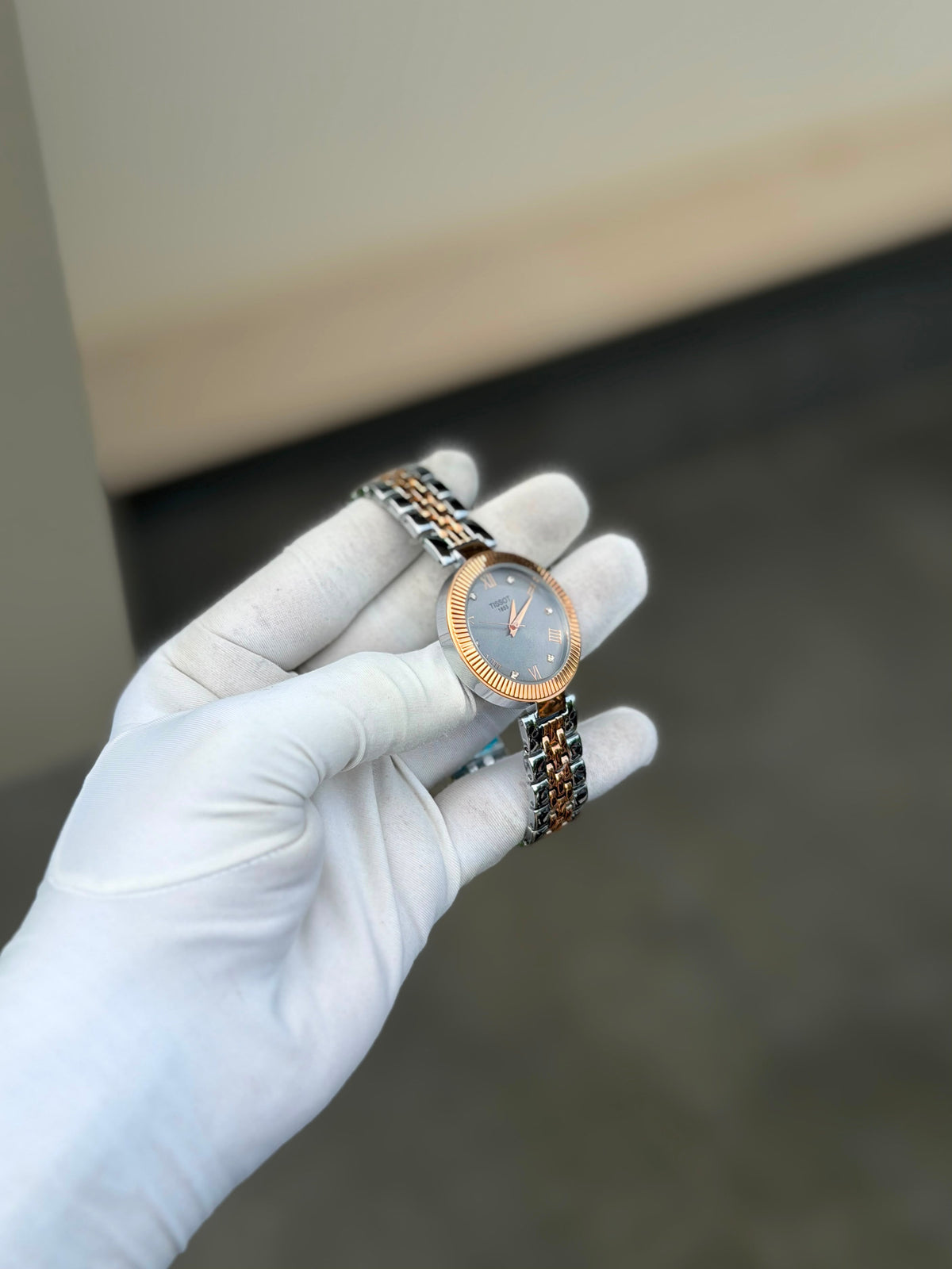 Women’s Classic Analog Quartz Wrist Watch with Elegant Dial Design